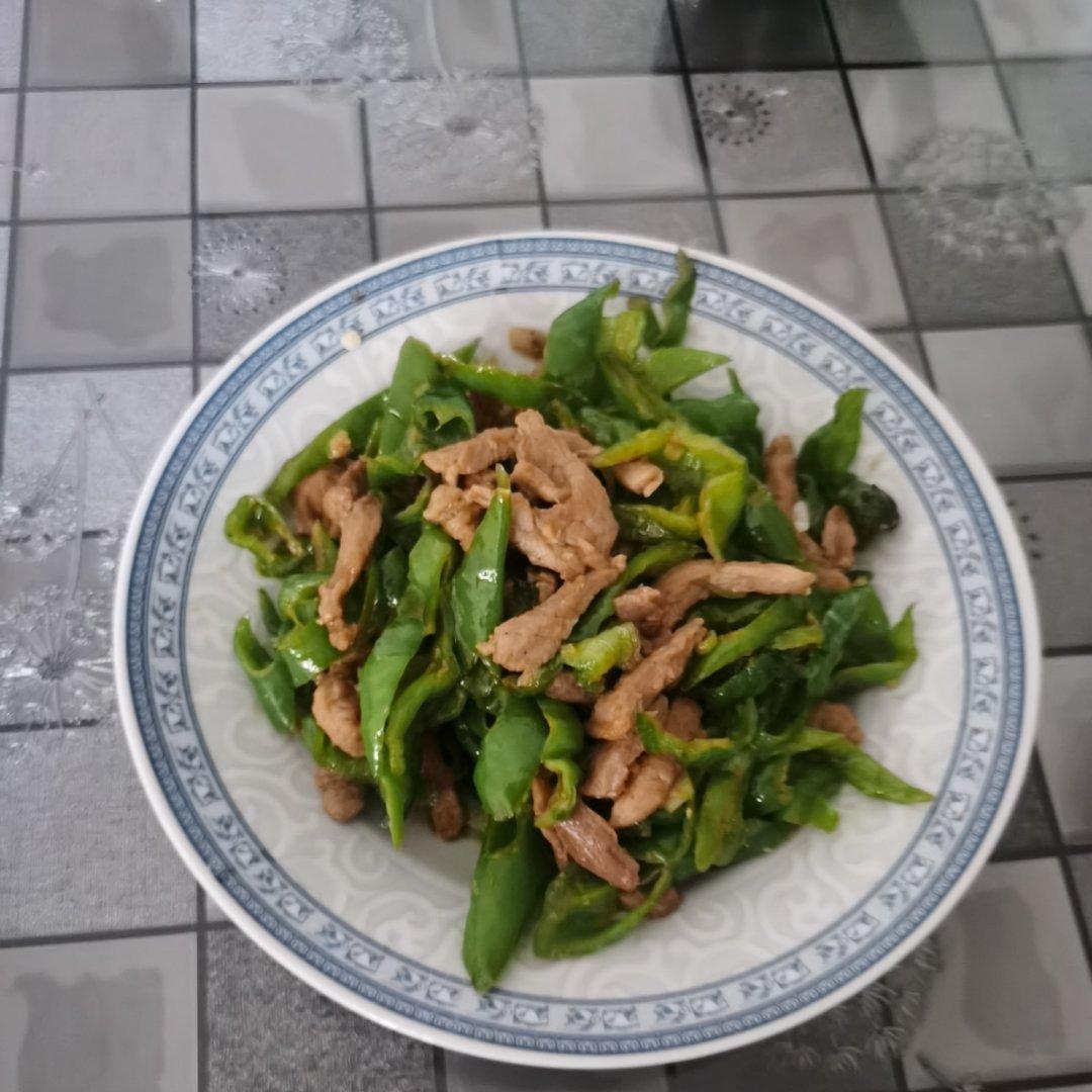 经典的家常菜，青椒炒肉丝，简单的食材也能做出如此美味