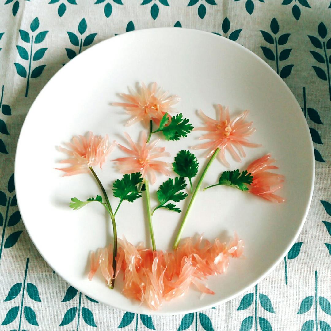 开花的小草做的果蔬拼盘盘饰摆盘(柚子盘花)