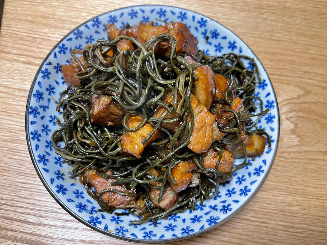 吃着碗里望着锅里的红烧肉