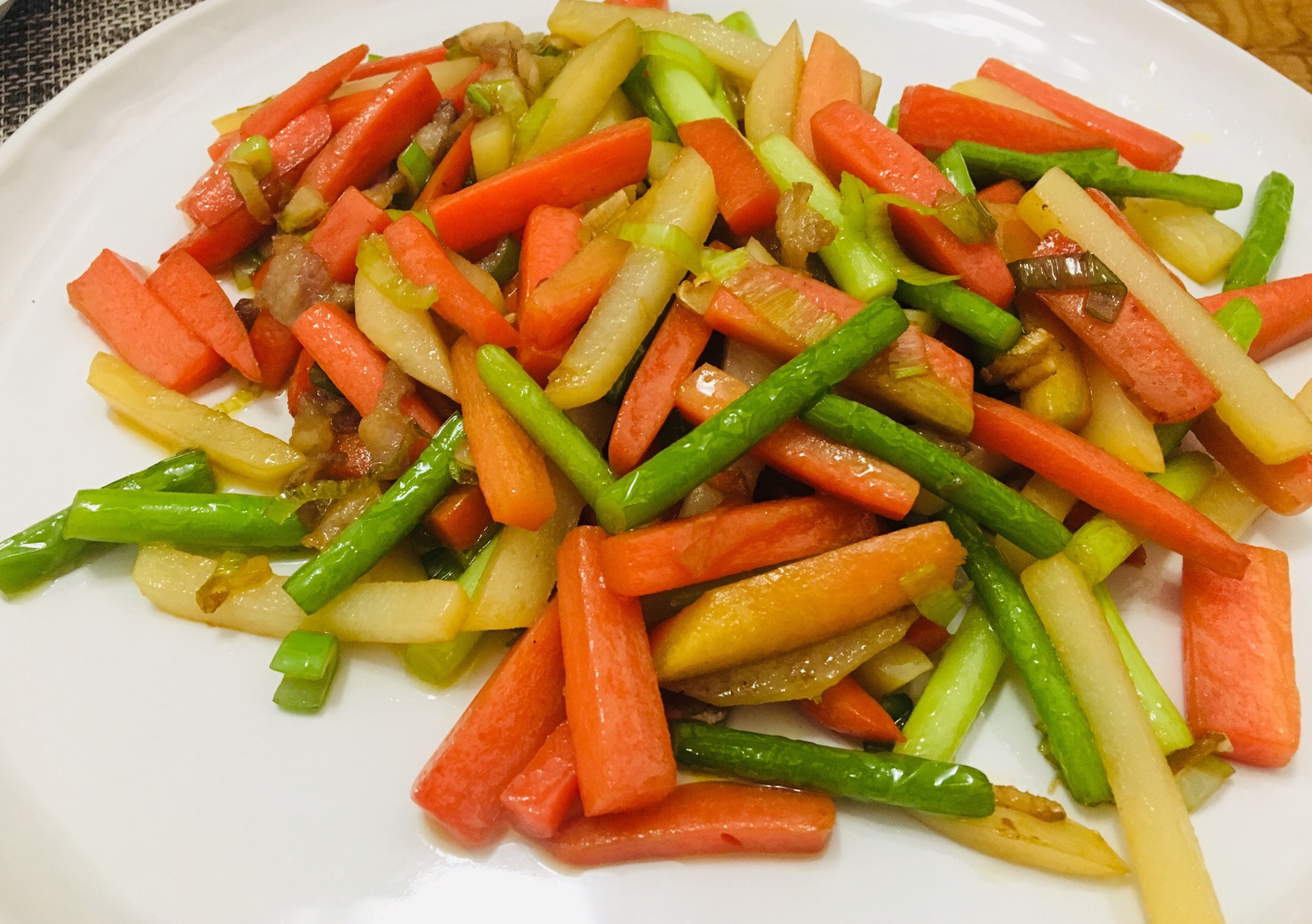 〈健康·美味〉营养丰富炒合菜之二～胡萝卜土豆蒜苔五花肉的做法