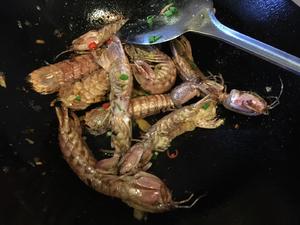 椒盐虾菇虾爬子虾婆婆皮皮虾濑尿虾的做法 步骤4