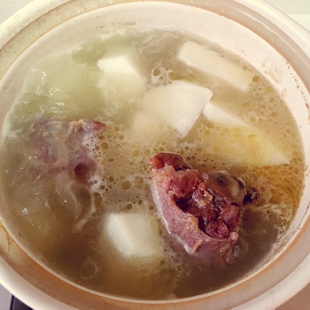 牛尾炖白萝卜汤