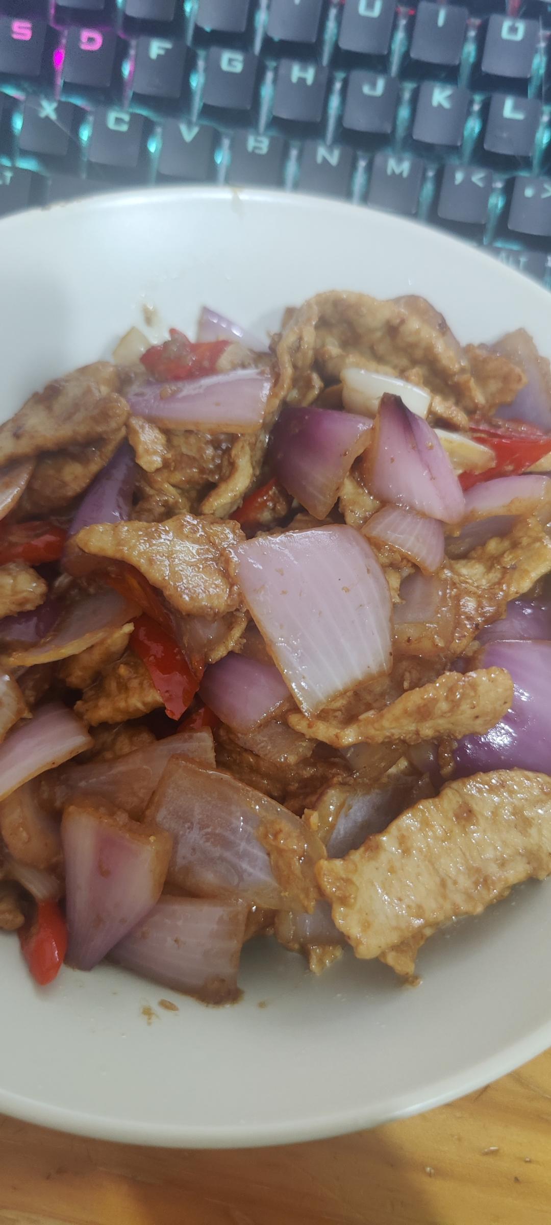 家常却超级下饭的洋葱炒里脊肉，配米饭、卷饼或拌面条均可