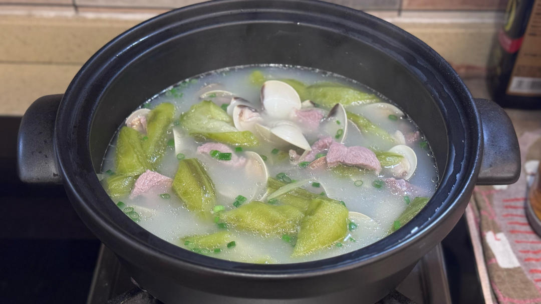 白贝瘦肉滚丝瓜汤