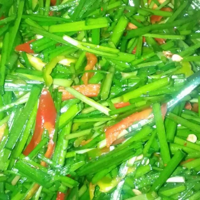 韭菜凉拌青椒的做法