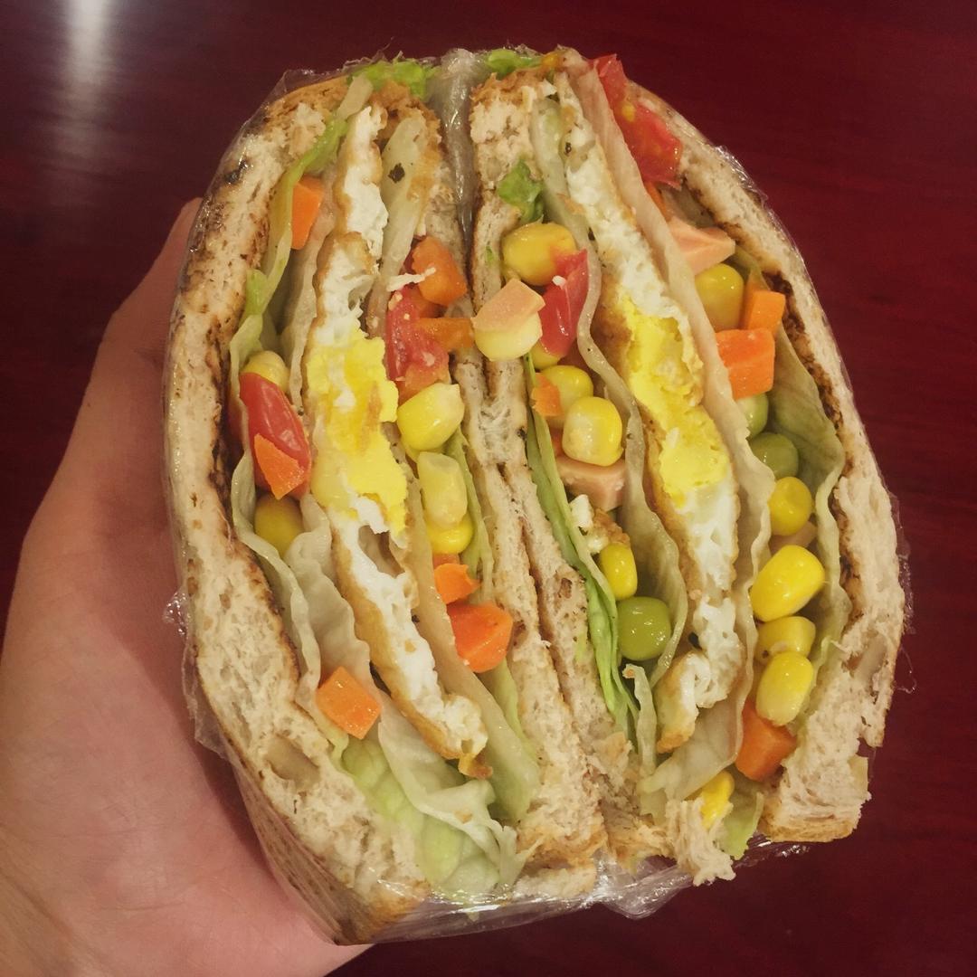 蔬菜鸡蛋三明治