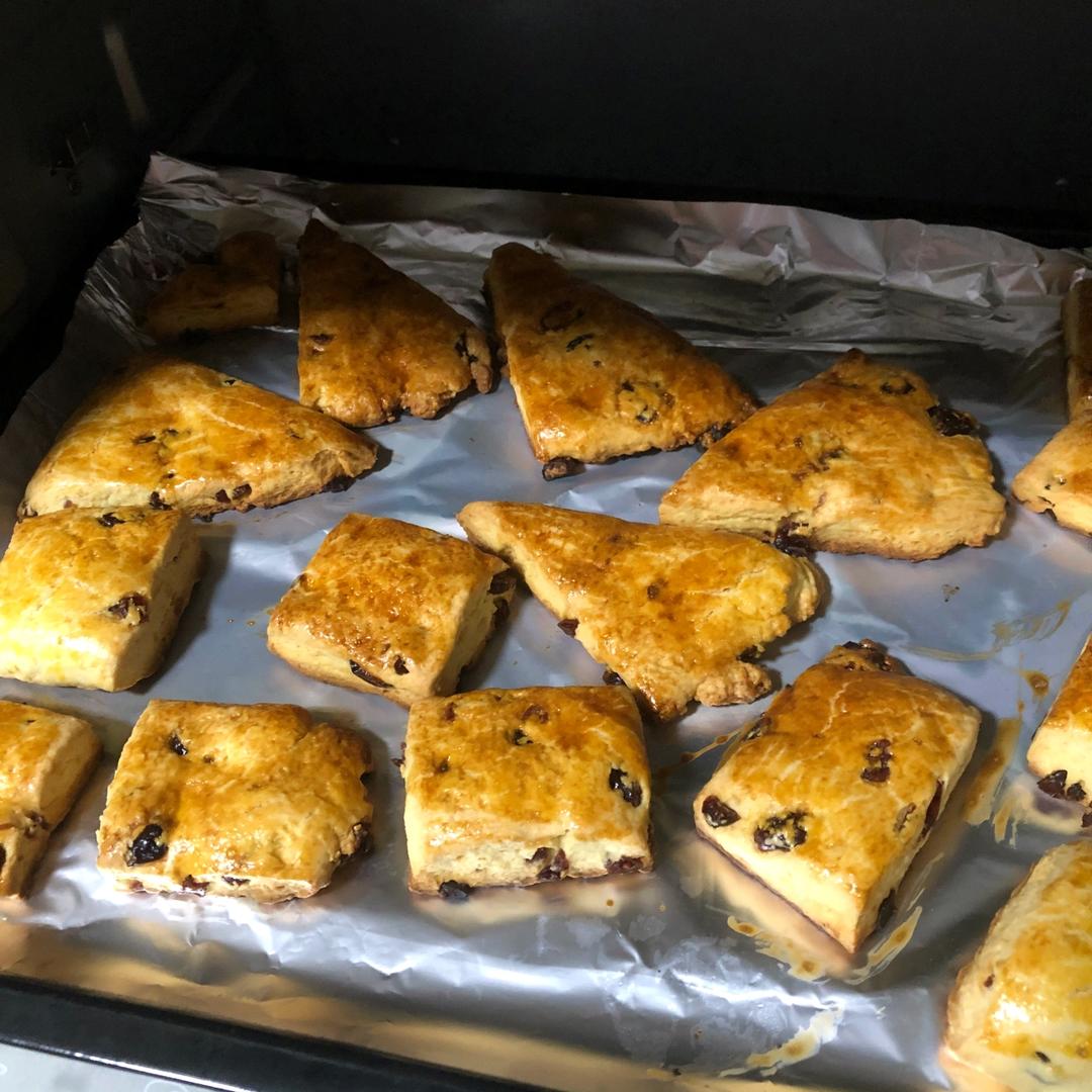 满屋飘香，口口都是满足——酥松香甜的蔓越莓蜜豆司康