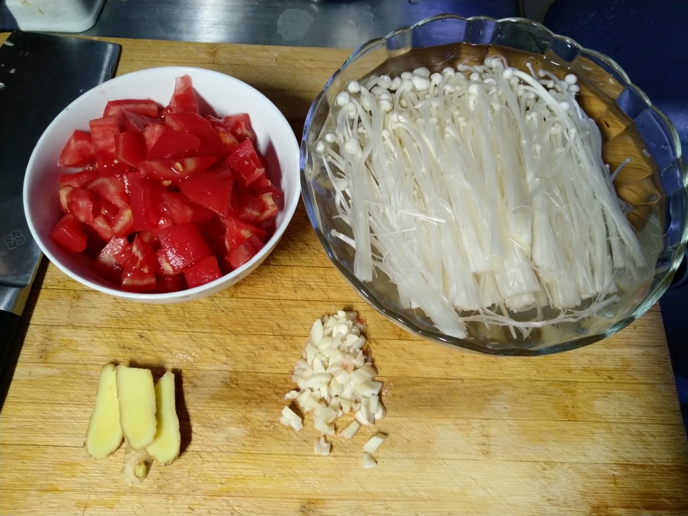 夏日清爽菜——番茄鸡蛋金针菇的做法 步骤2