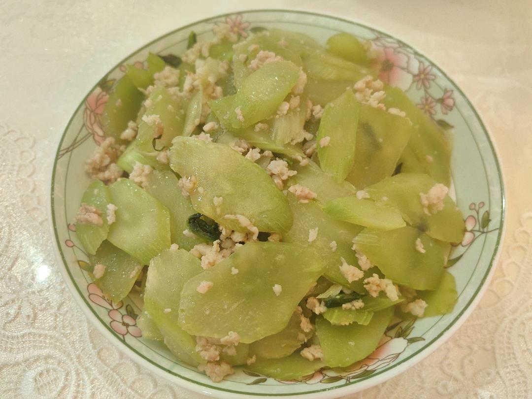 简单好吃下饭的莴笋炒肉来啦！