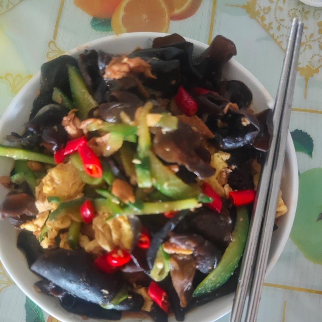 黑木耳青椒炒鸡蛋（营养又下饭）