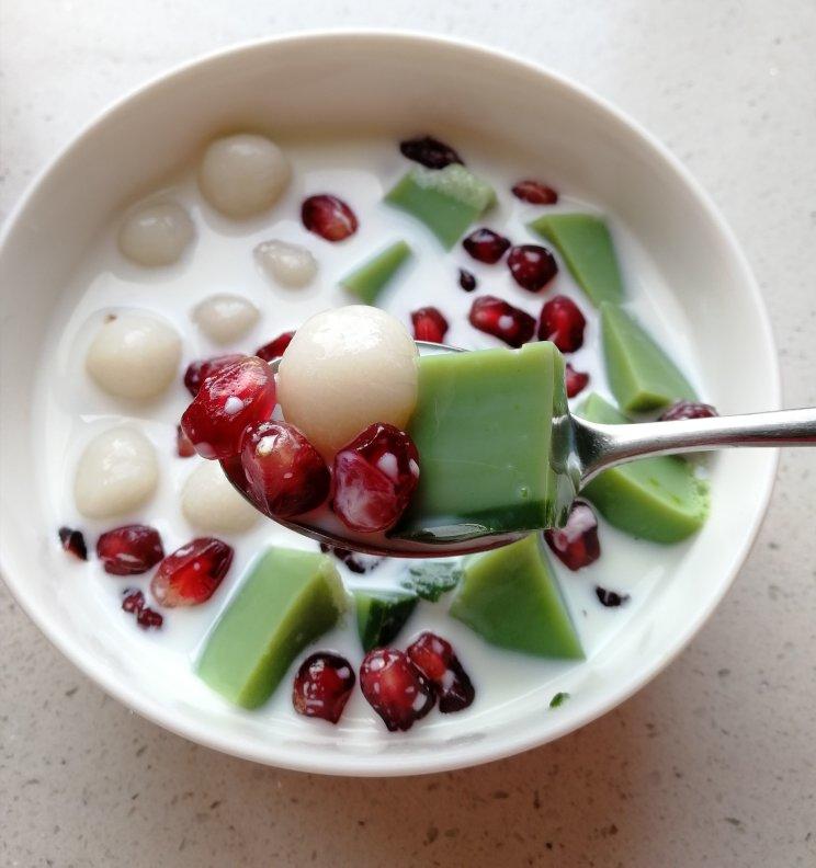 零难度自制网红甜品抹茶奶冻白玉丸子