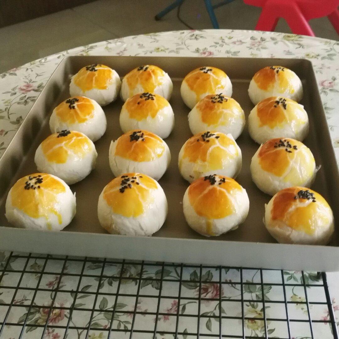 蛋黄酥 Danhuangsu