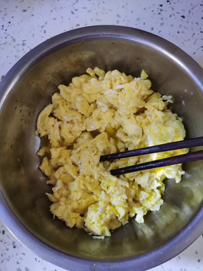 韭菜鸡蛋虾仁水饺的做法 步骤1