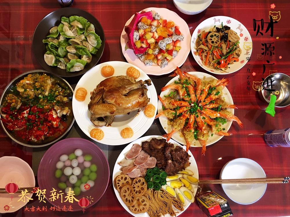红泥餐桌