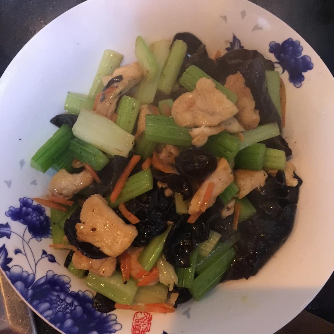 芹菜木耳炒肉丝