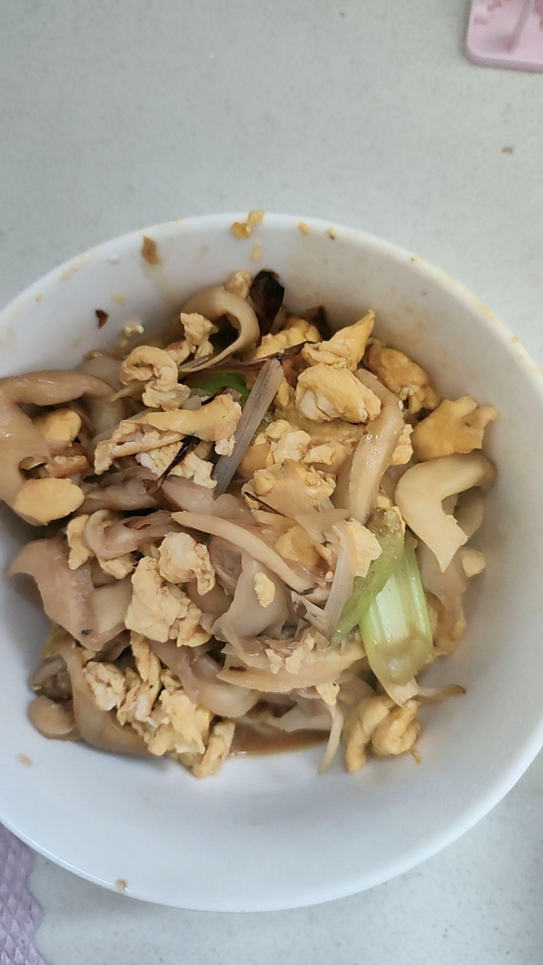 蘑菇炒鸡蛋	平菇这样炒，鲜美无比巨好吃