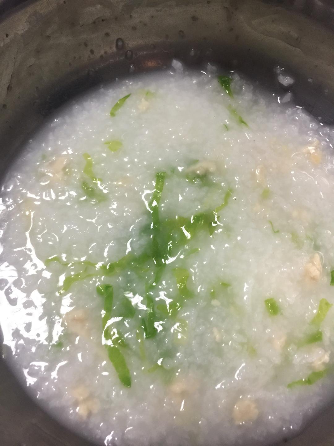 鸡丝皮蛋蔬菜粥的做法