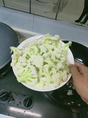 花菜炒肉片的做法 步骤2