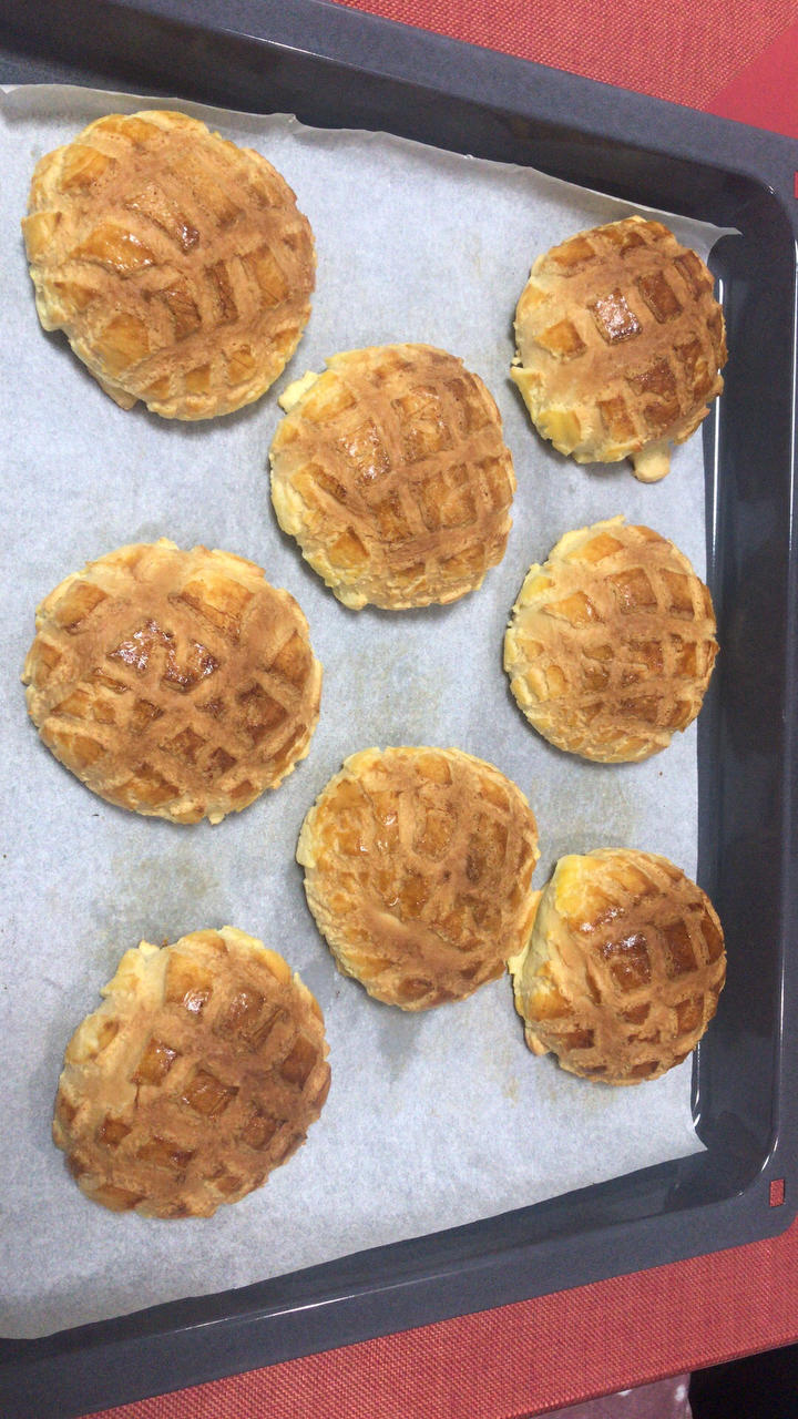好吃到炸裂的港式菠萝包（附带制作酥皮的小视频）
