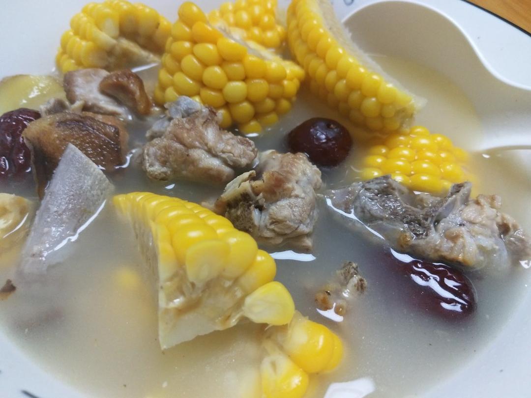 教你炖出来奶白色的排骨汤，香甜可口