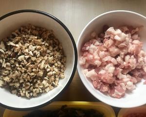胡萝卜木耳香菇肉鸡蛋馅饺子🥟丰富的材料的做法 步骤2
