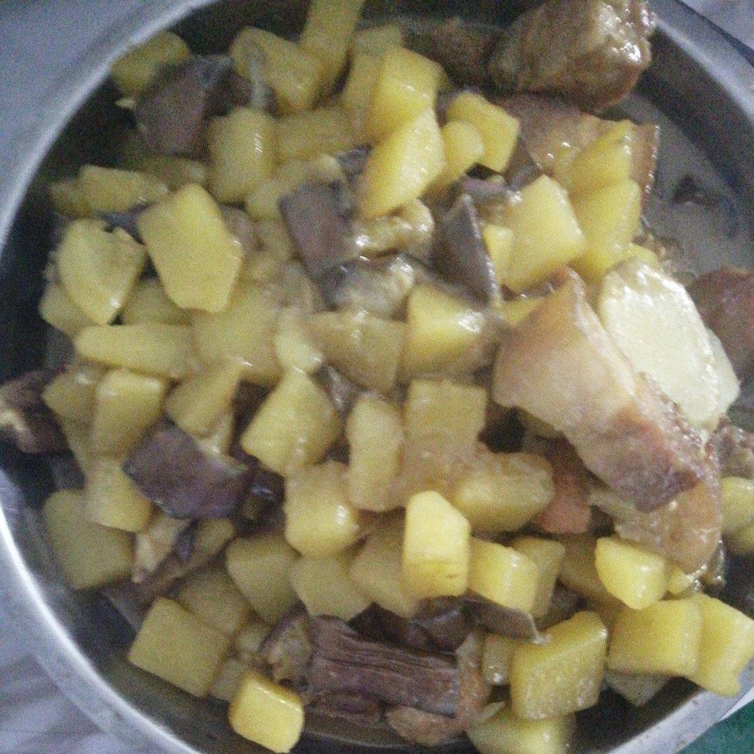 家常茄子土豆炖肉（一小时内肯定完成）