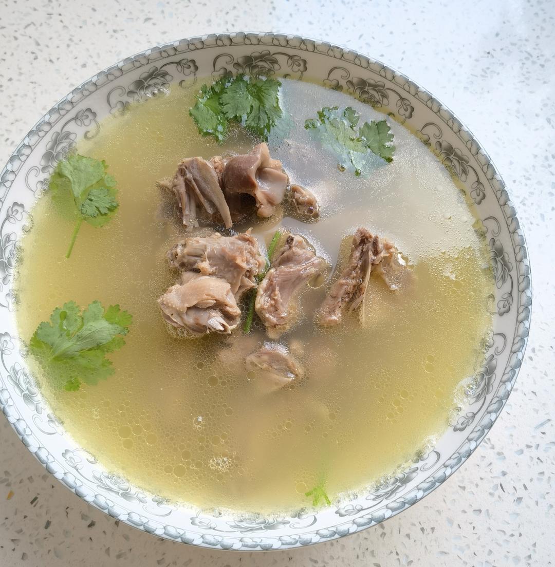 清炖鸽子汤（汤鲜肉嫩）