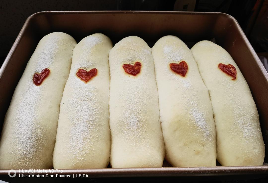 【💝万用面包配方】1.豆沙排包
2.奶油奶香排包
3.肉松包
4.甜甜圈
5.香肠包