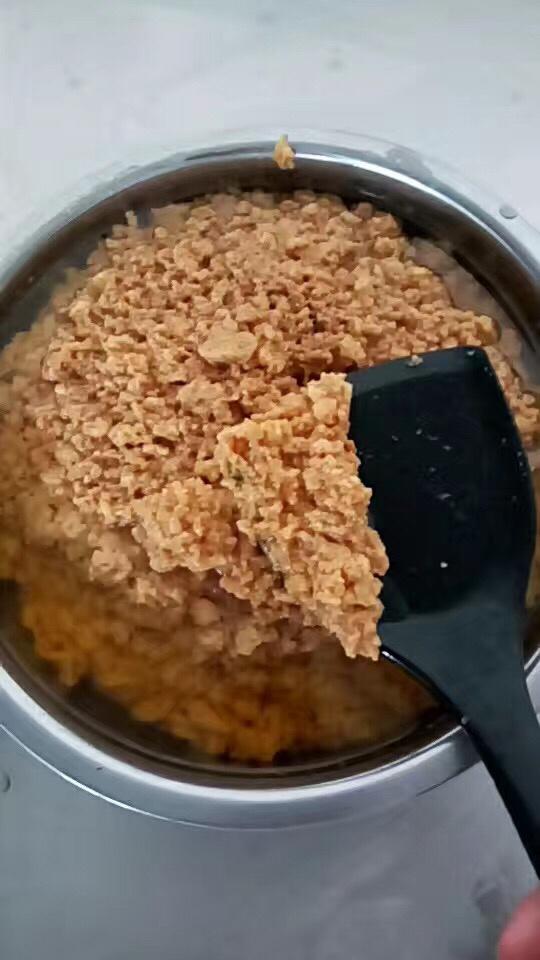 捞出来的渣子,可以做成黄油渣糖 哈哈哈继续搅拌用鲜奶提取,要把奶