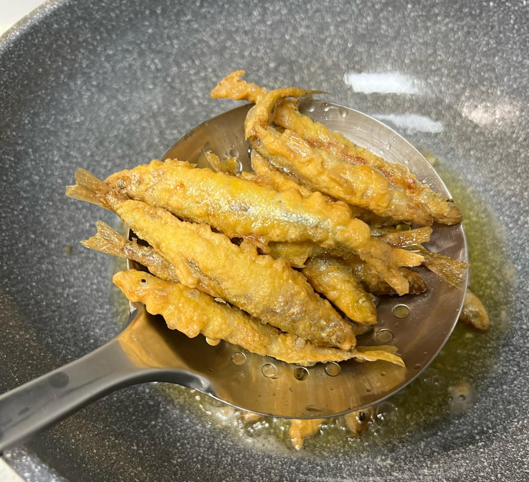酥炸水库公鱼的做法