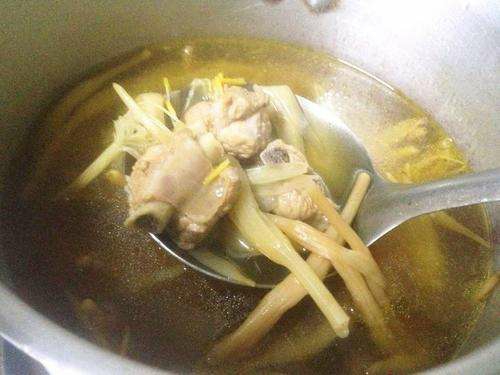 月子餐/下奶/黄花菜排骨汤的做法