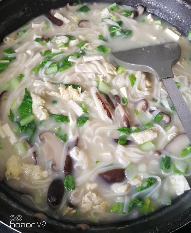 清新美味的香菇青菜汤面的做法
