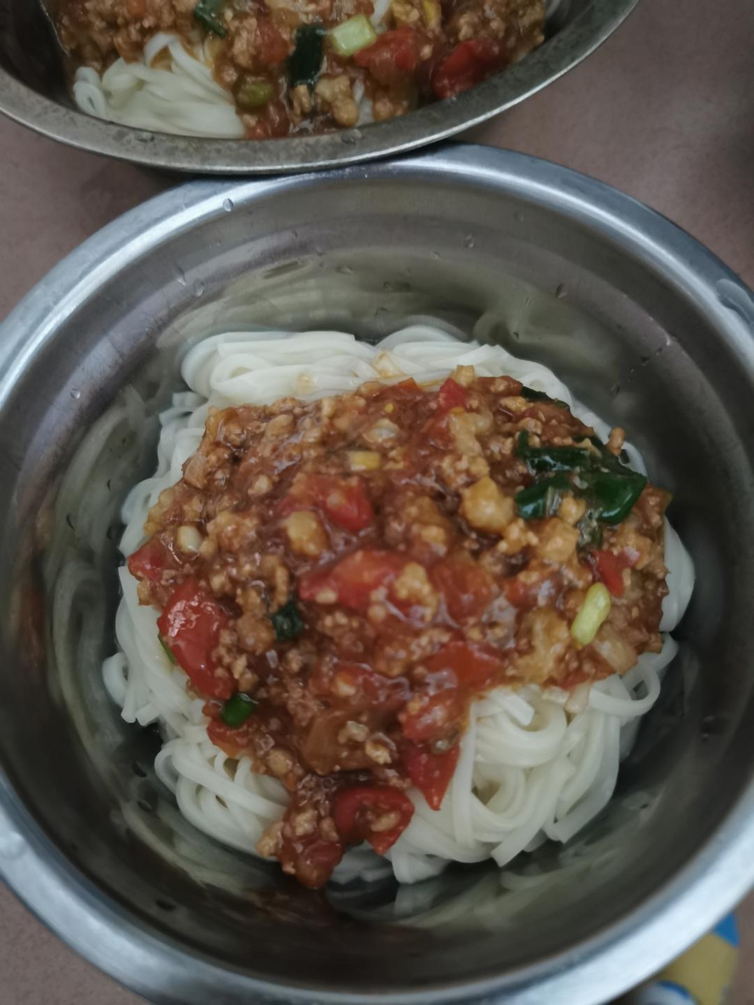 一碗根本不够的番茄肉酱面