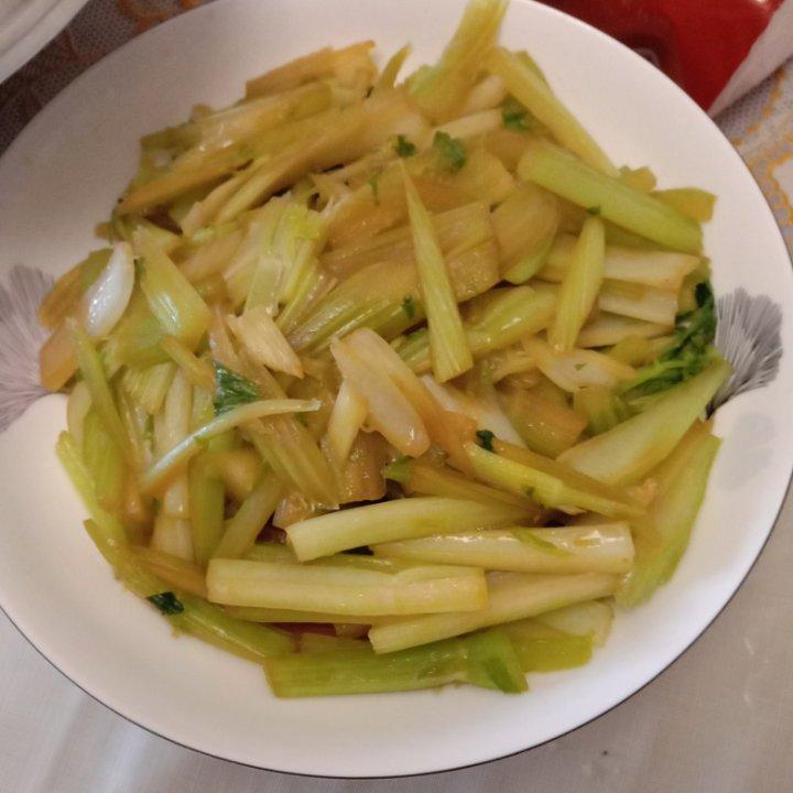 素炒芹菜（其貌不扬.但很好吃）