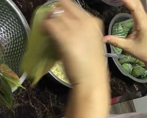 五种馅料传统四角粽子视频包法（一张粽叶，超简单）的做法