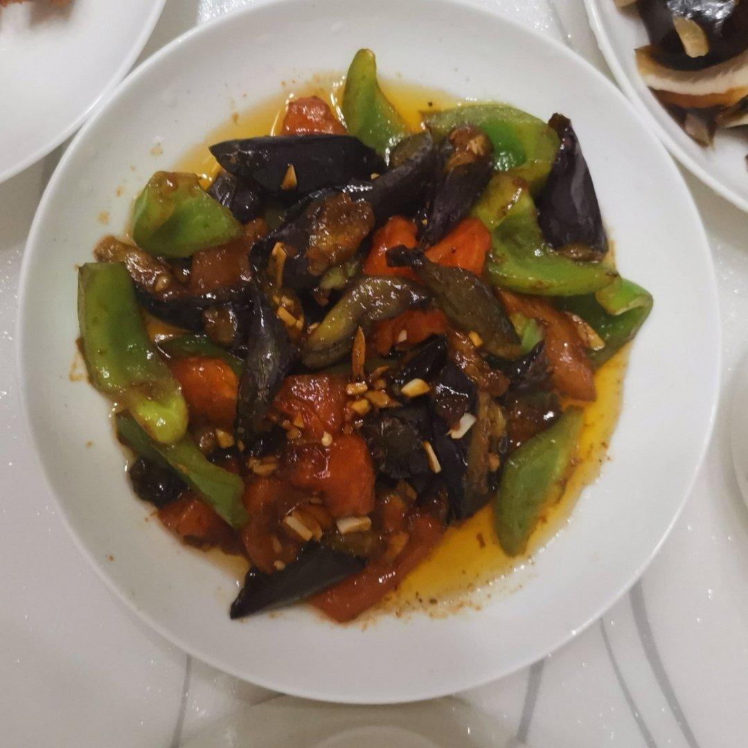 红烧茄子（佐西红柿尖椒）