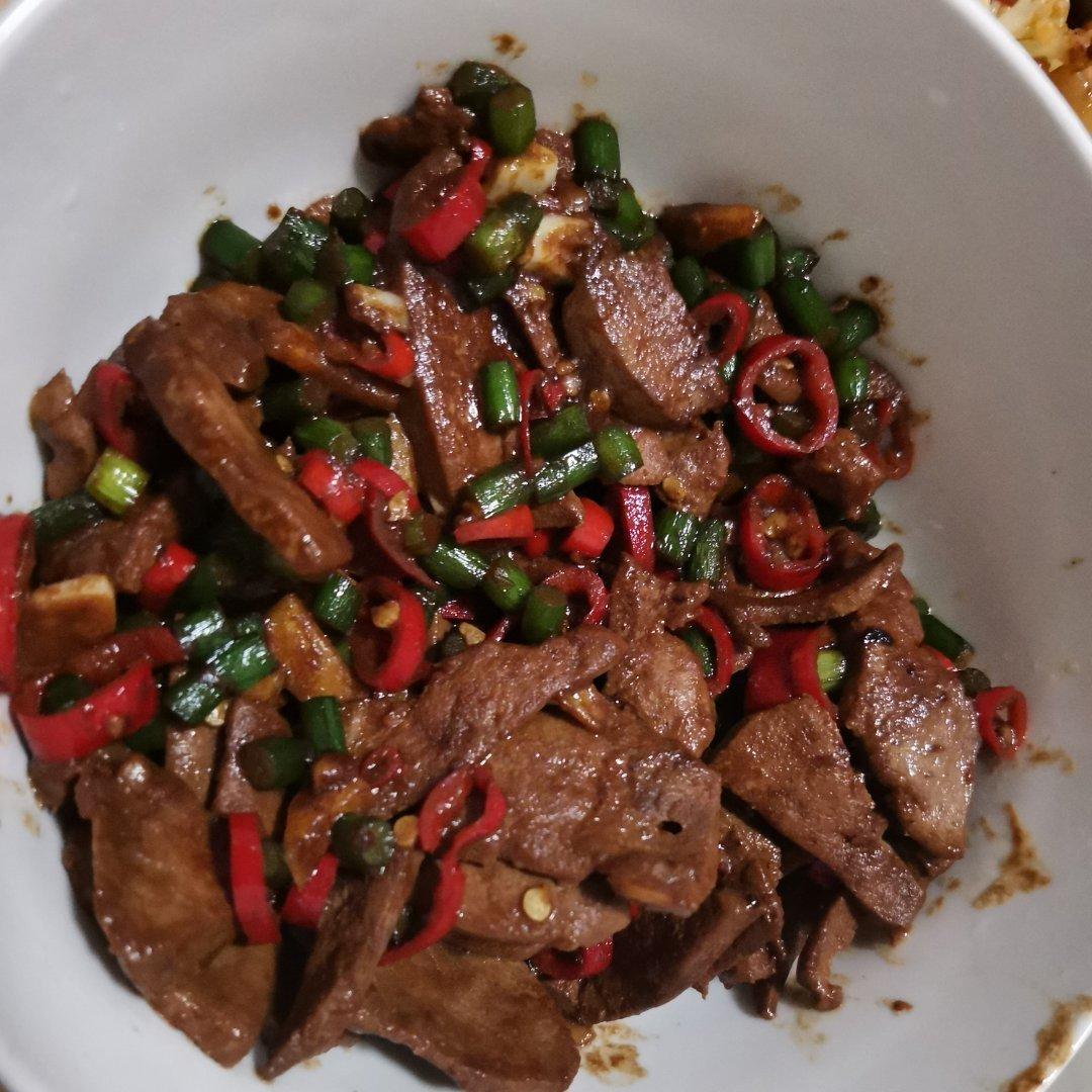 厨师长教你：“小炒猪肝”的家常做法，味道干香很赞，先收藏起来