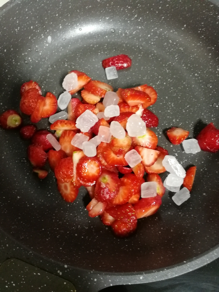 网红舒芙蕾（自熬草莓酱，快手早餐甜点）的做法 步骤2