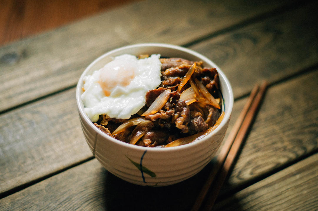 牛丼温泉卵入り（日式温泉蛋牛肉饭）