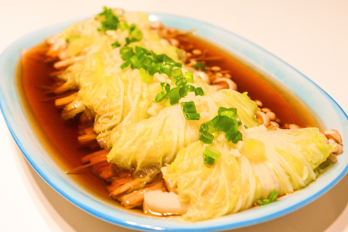 娃娃菜包双菇（Steamed Baby Cabbage with Mushrooms）