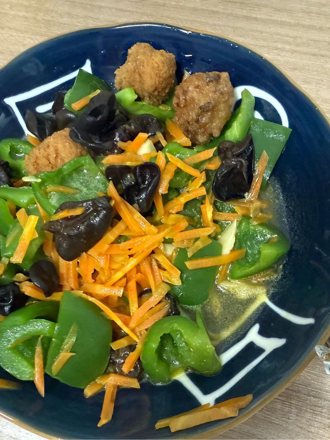 这么搭配也太香了！青椒胡萝卜木耳炒鸡蛋