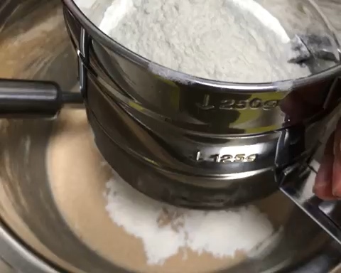 超详细的瑞士卷奶油蛋糕卷原味蛋糕卷的制作方法 饱满不掉皮不开裂（附模具换算方法）的做法 步骤9
