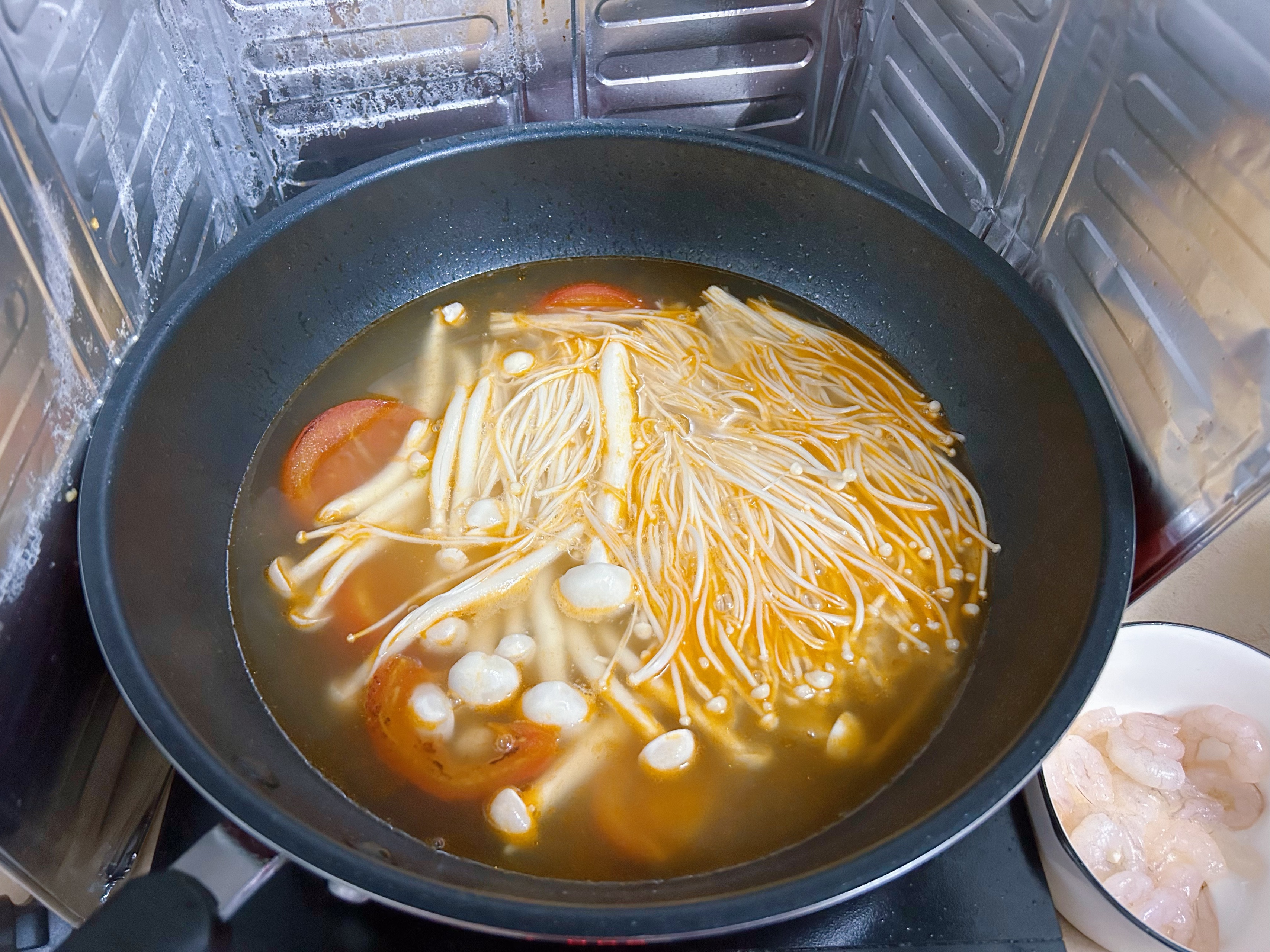 广东靓汤——酸甜开胃的番茄杂菇鲜虾汤的做法 步骤6