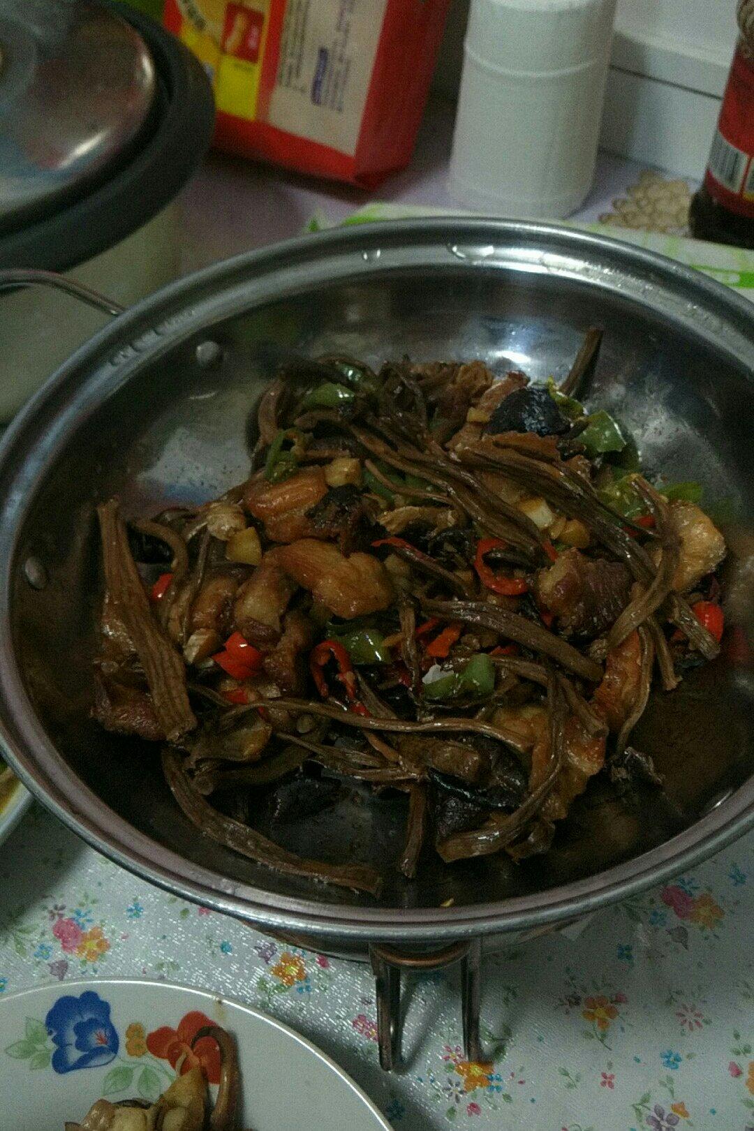 五花肉干锅茶树菇