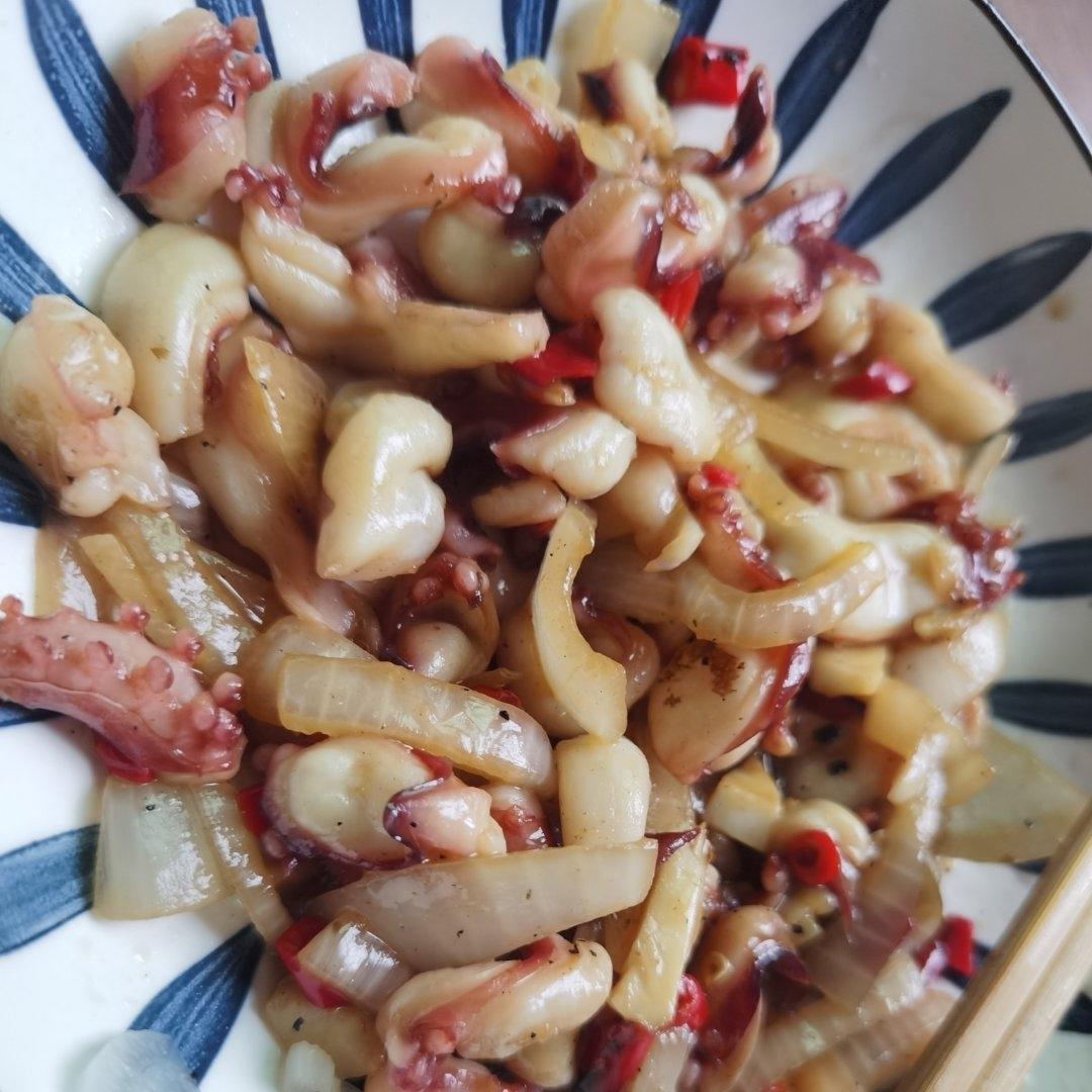 爆炒鱿鱼须，加上这一步，可以与铁板鱿鱼媲美