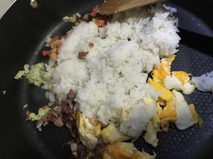 快手炒饭
叉烧胡萝卜白菜鸡蛋炒饭的做法 步骤2