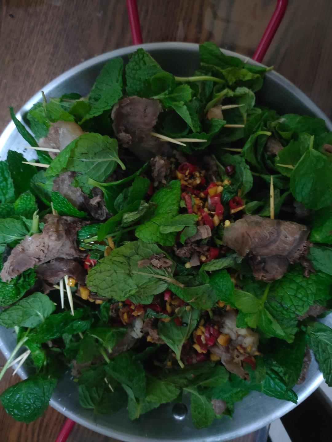 在家就能完成的初级入门云南菜——薄荷牛肉，吃完后满口清新