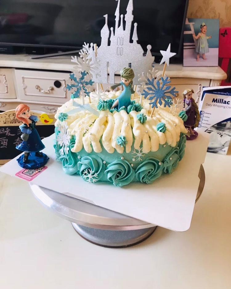 辛德瑞拉私房甜品烘焙做的冰雪奇缘主题双层蛋糕--frozen艾莎