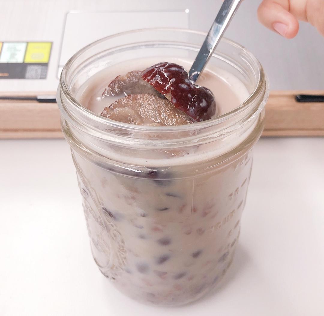 红枣红豆薏仁牛奶粥