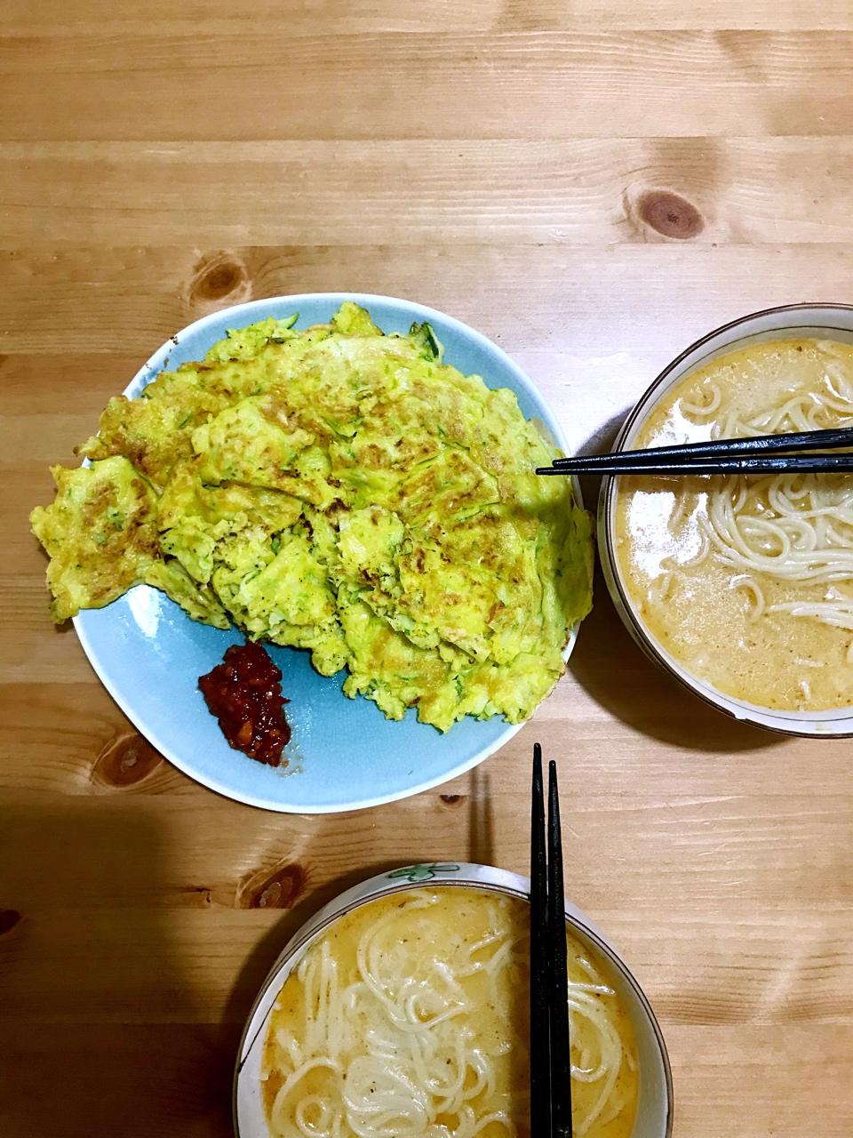 吃饭梳头日云暮